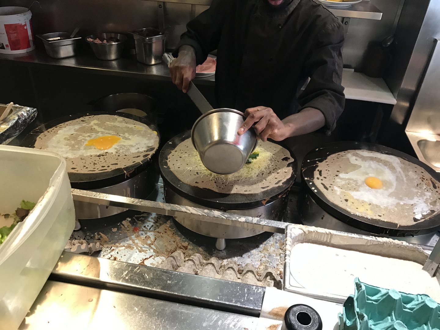 Crêperie Plougastel chef in action